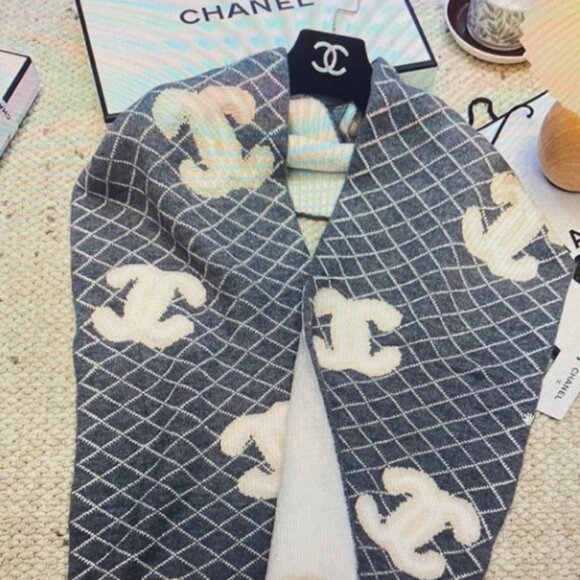 Chanel Diamond-Patterned Cashmere Scarf - Picture 6 of 7